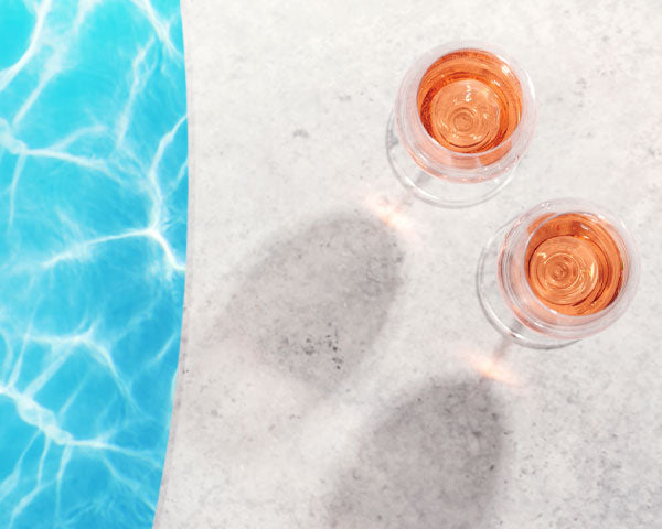 Calici vino bordo piscina